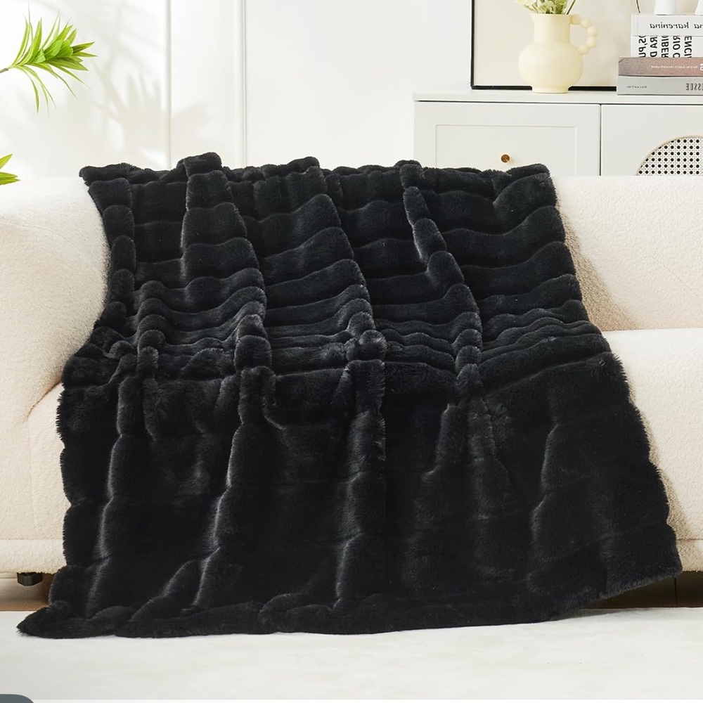 Cozy Bliss Faux Fur Throw Blanket for Couch, New